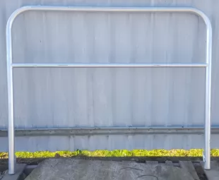 Bariera chodnikowa U-12a z porzeczką | do wkopania, wbetonowania, biało-czerwona